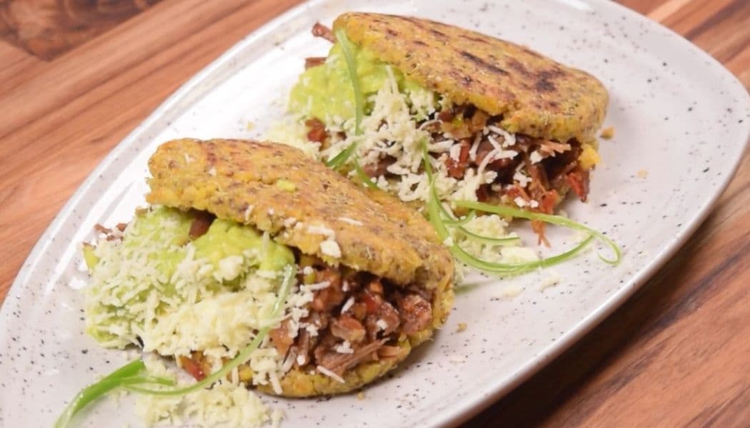 Reta de arepas de quinoa rellenas de carne desmechada