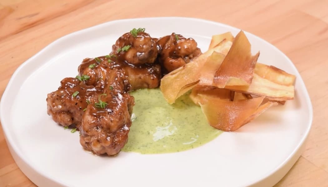 Colombinas de alas de pollo bañadas en salsa teriyaki