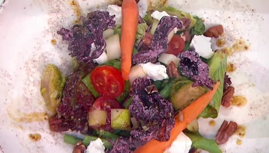 Ensalada fresca con flor de Jamaica y queso de cabra