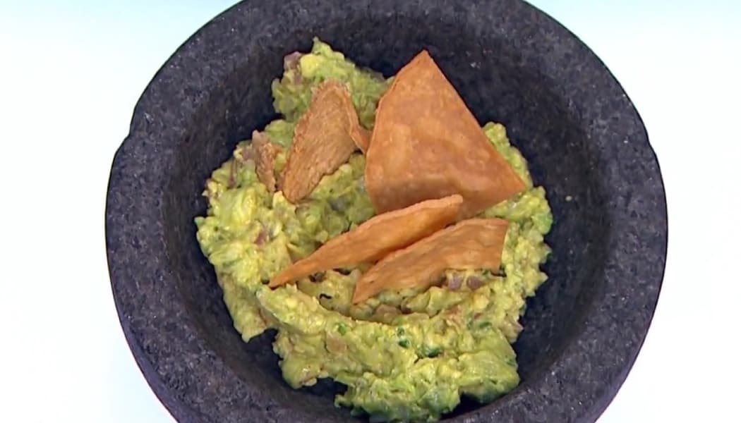 Guacamole con chicharrón y chile serrano