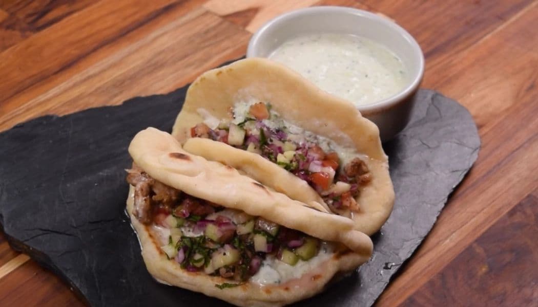Gyro con ensalada griega y salsa tzatziki