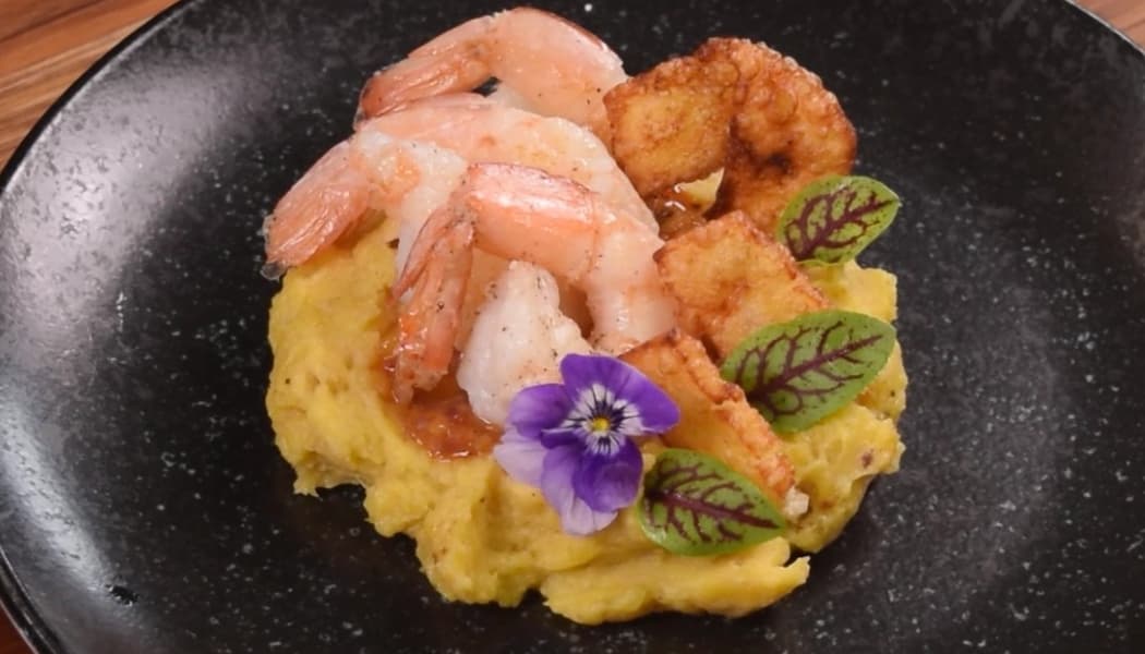 Langostinos en salsa dulce con un puré de plátano
