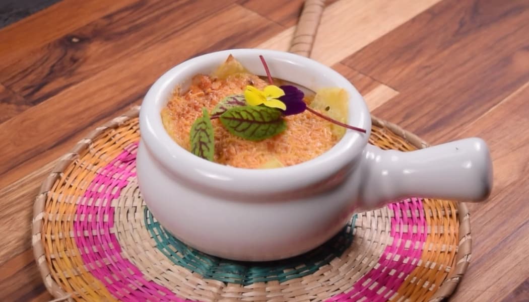Lasaña de pescado con sofrito y leche de coco