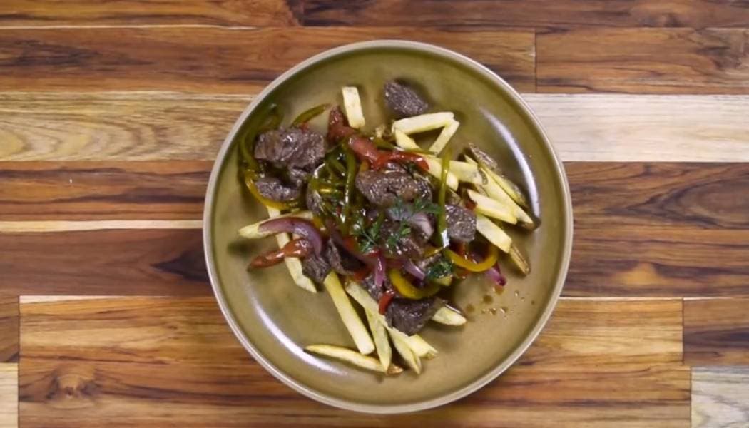 Receta de lomo saltado peruano con papas crocantes