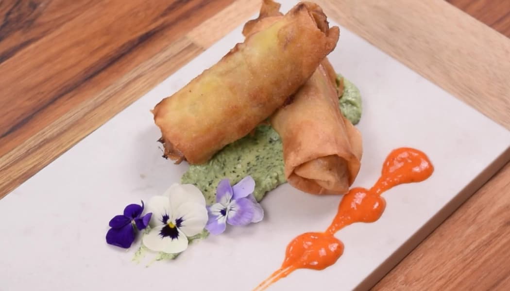 Rollitos de masa filo rellenos de tartar de atún