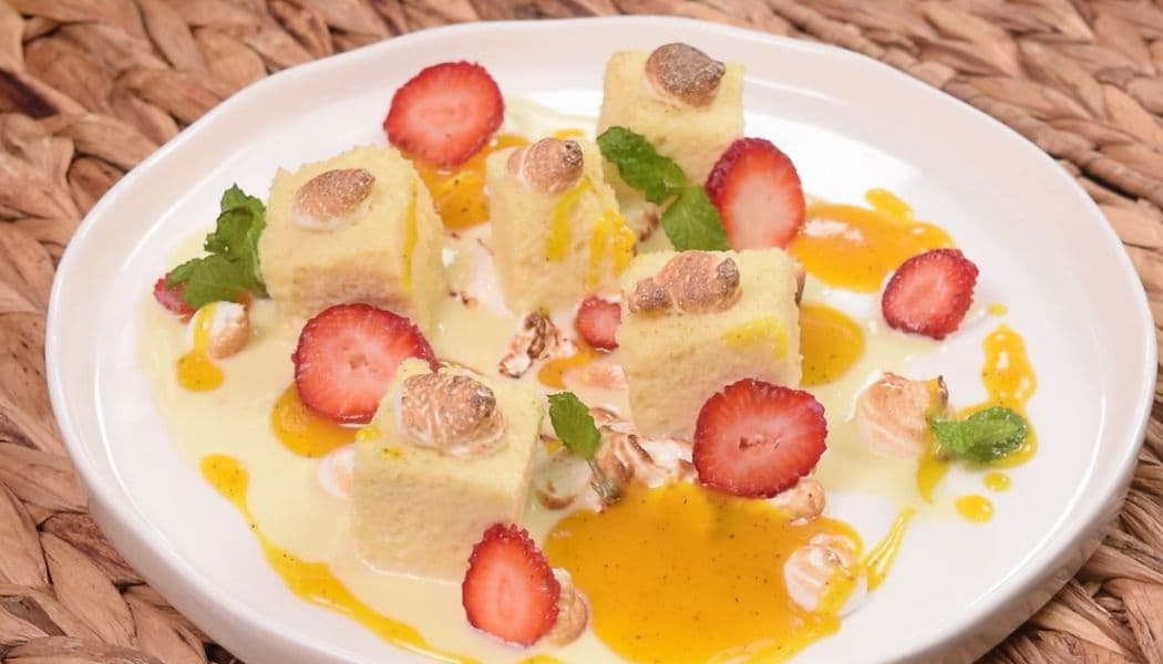 Bizcocho esponjoso remojado con merengue y salsa de maracuyá
