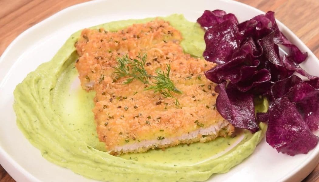 Milanesa de cerdo con chips de remolacha