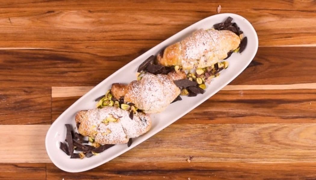 Receta de mini croisant relleno de chocolate fundido con frutos secos