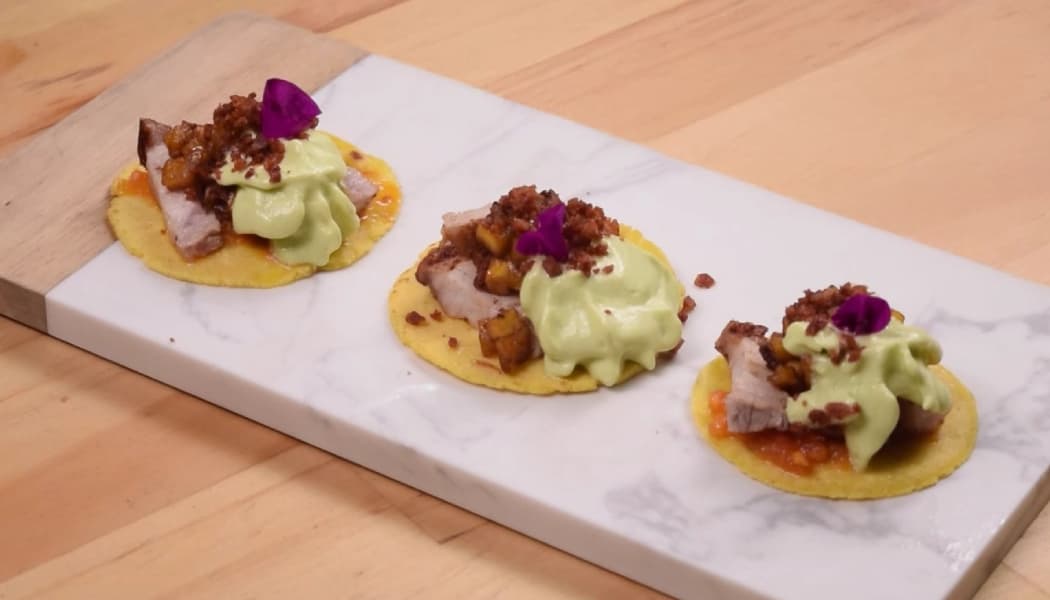 Montadito de arepas de maíz y chicharrón