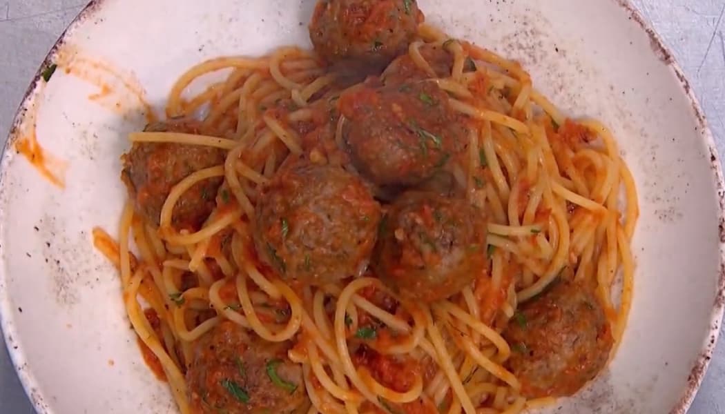 Pasta con albóndigas caseras en salsa pomodoro