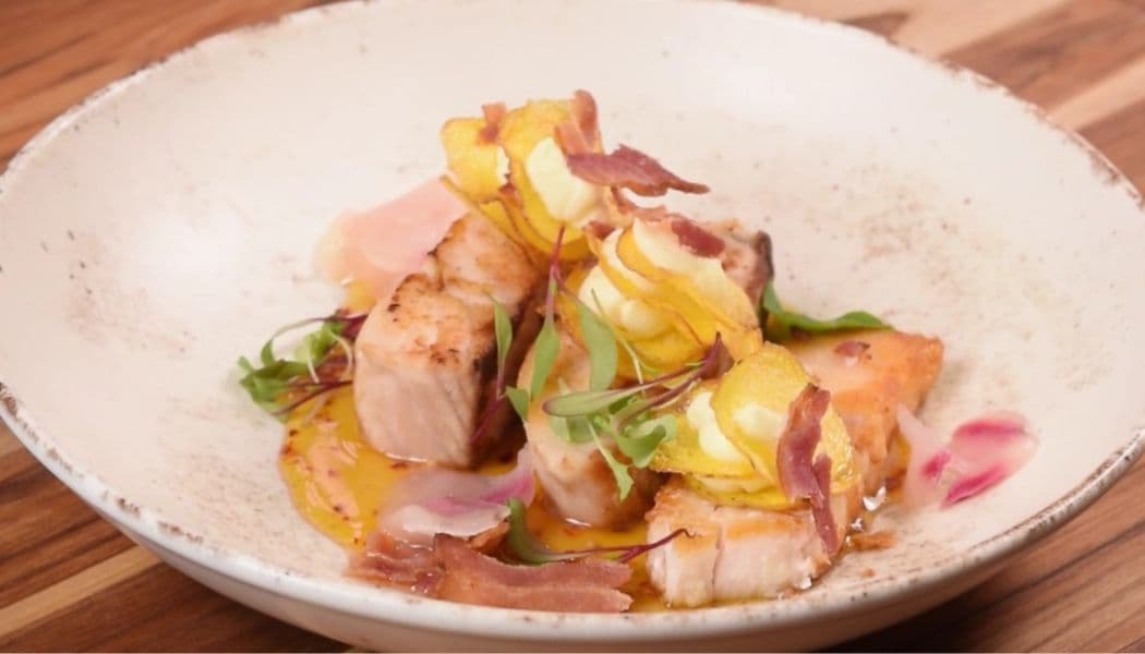 Pescado blanco en salsa de tocineta con torre de papa criolla