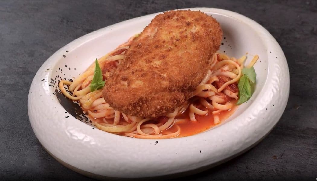 Milanesa de pollo crocante con pasta en salsa pomodoro