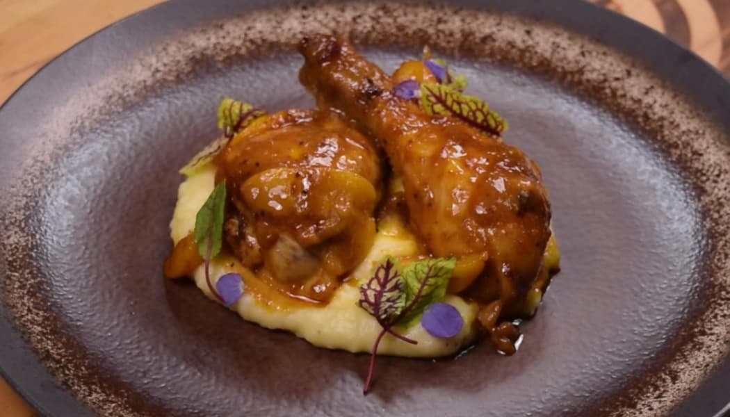 Pollo glaseado con miel y mostaza