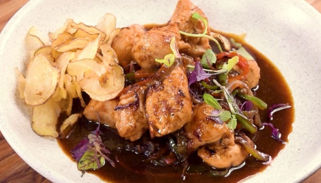 Pollo thai con pimentón de colores