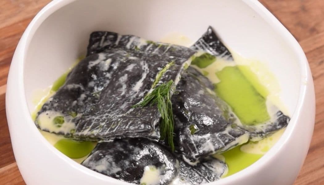 Raviolis con tinta calamar y salsa blanca