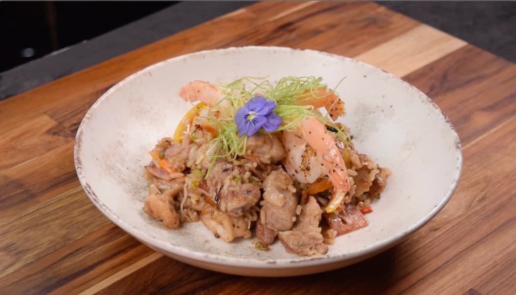 Arroz Salteado con Pollo, Camarón, Jamón y Cebollín