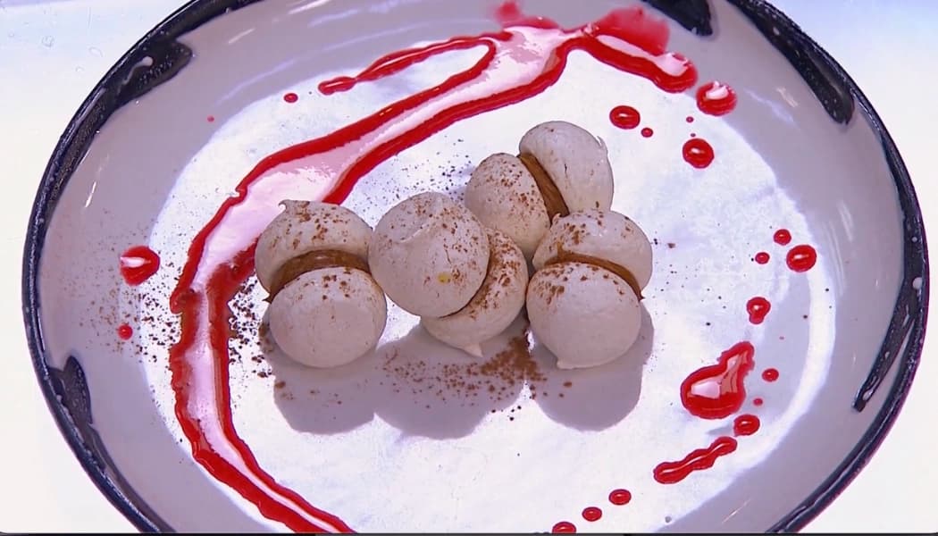 Merengues de arequipe con coulis de frutos rojos