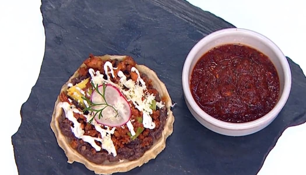 Sopes con chorizo y frijoles