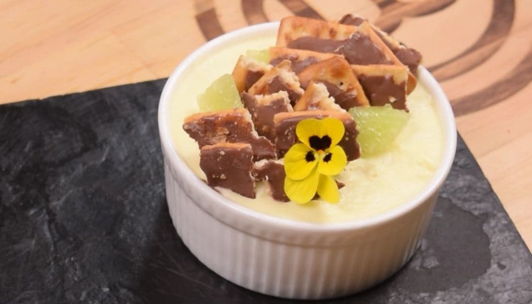 Torta esponjada con niveles de galletas Ducales