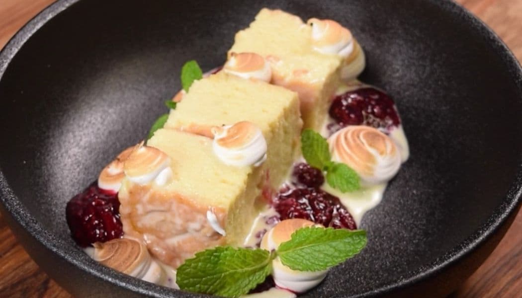 Torta tres leches con confitura de mora y merengue de frutos rojos