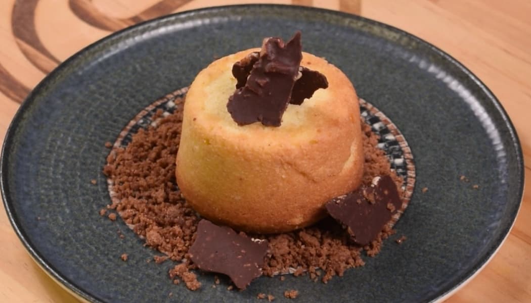 Volcán de arequipe con crumble y praliné de nueces bañadas en chocolate