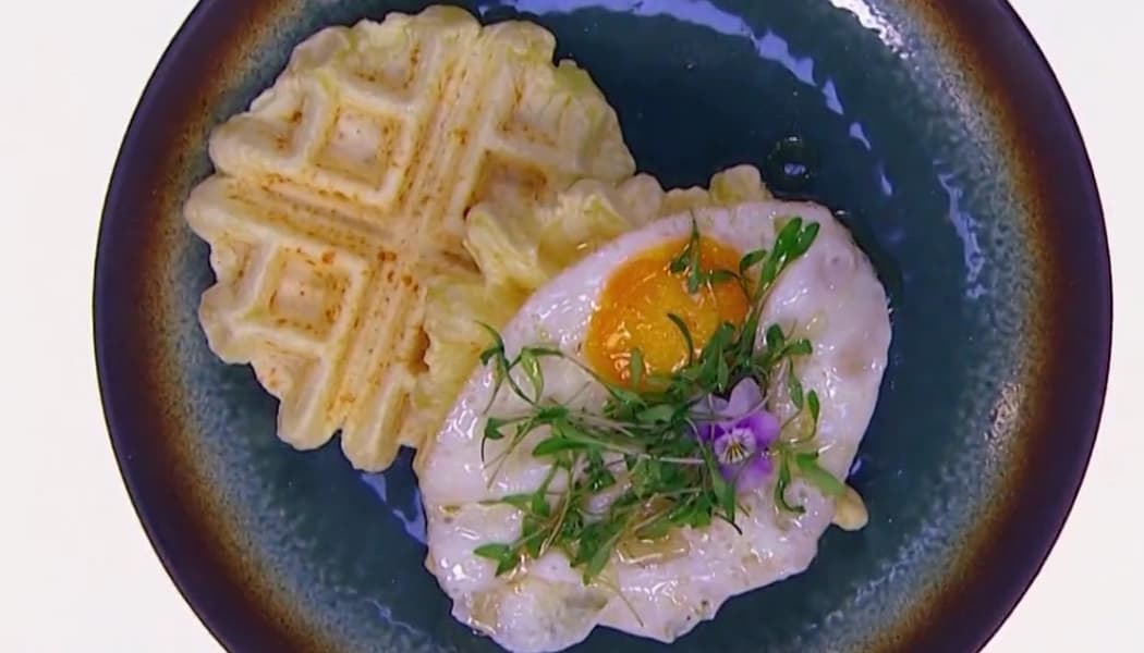 Waffles de pan de yuca con queso costeño y miel