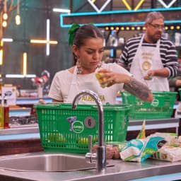 Los cocineros se enfrentan a un reto con canastas a ciegas en MasterChef Celebrity Colombia