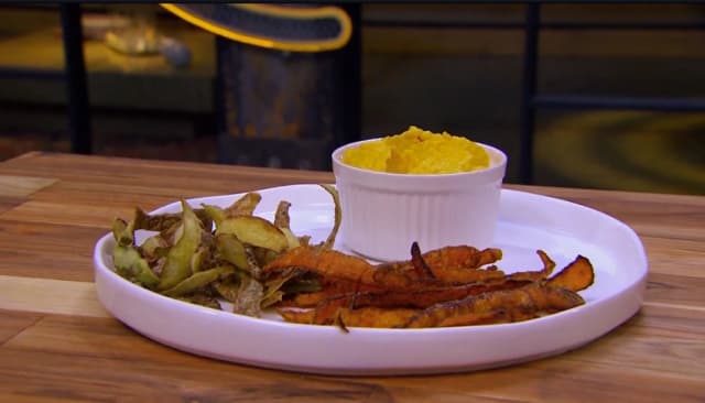 Dips de zanahoria con chips de cáscara de papa image_alt