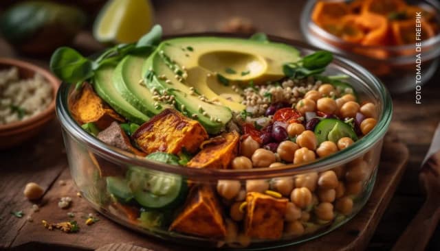 Receta ensalada de garbanzos y aguacate image_alt