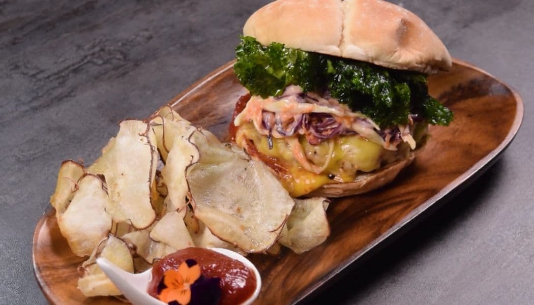 Hamburguesa clásica tuneada con papas en casco Hamburguesa clásica tuneada con papas en casco