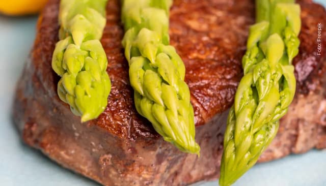 Receta lomo de res en salsa holandesa con espárragos image_alt