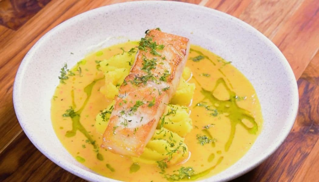 Puré de papa criolla con pescado blanco dorado y salsa de encocado Puré de papa criolla con pescado blanco dorado y salsa de encocado