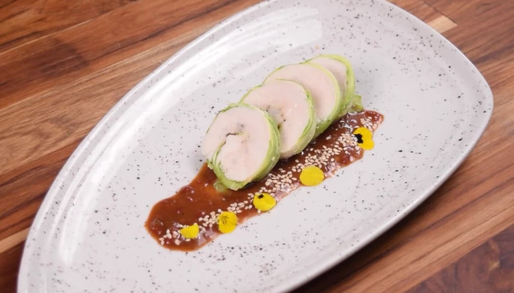 Pechuga de pollo enrollada en espárragos Pechuga de pollo enrollada en espárragos