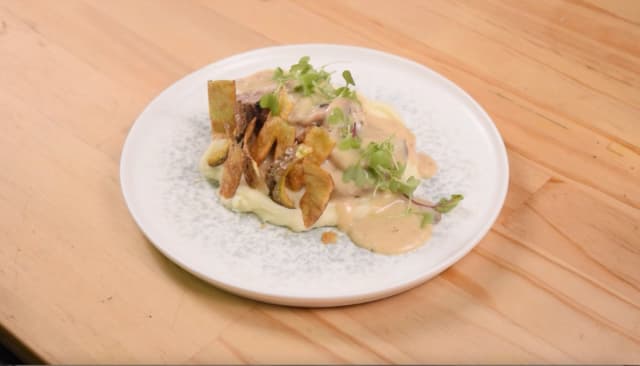 Anca de cerdo en salsa de champiñones con puré cremoso image_alt