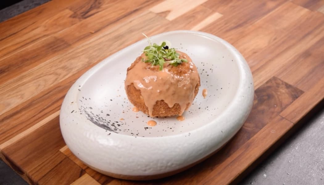 Arancini de risotto de coco rellenos de seco de res Arancini de risotto de coco rellenos de seco de res