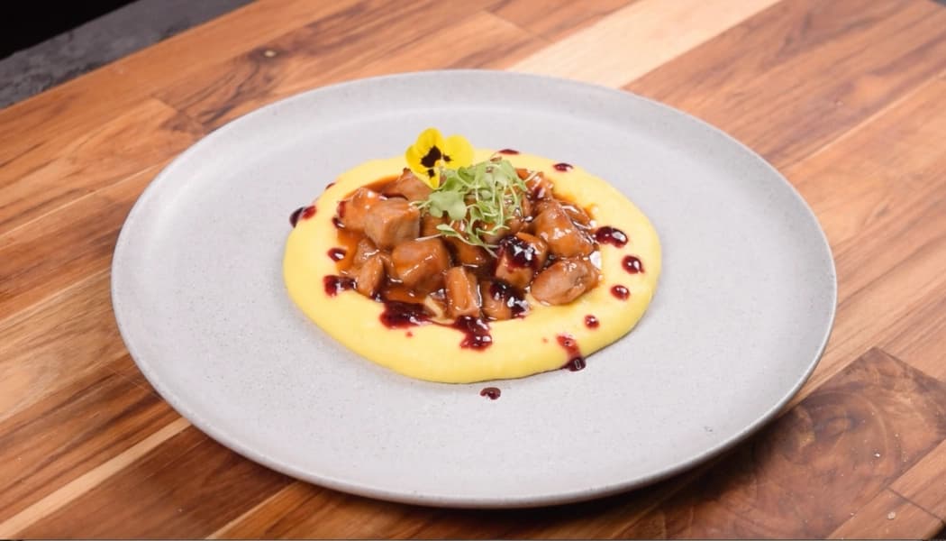 Cerdo Agridulce con Puré y churro con confitura de mora Cerdo Agridulce con Puré y churro con confitura de mora