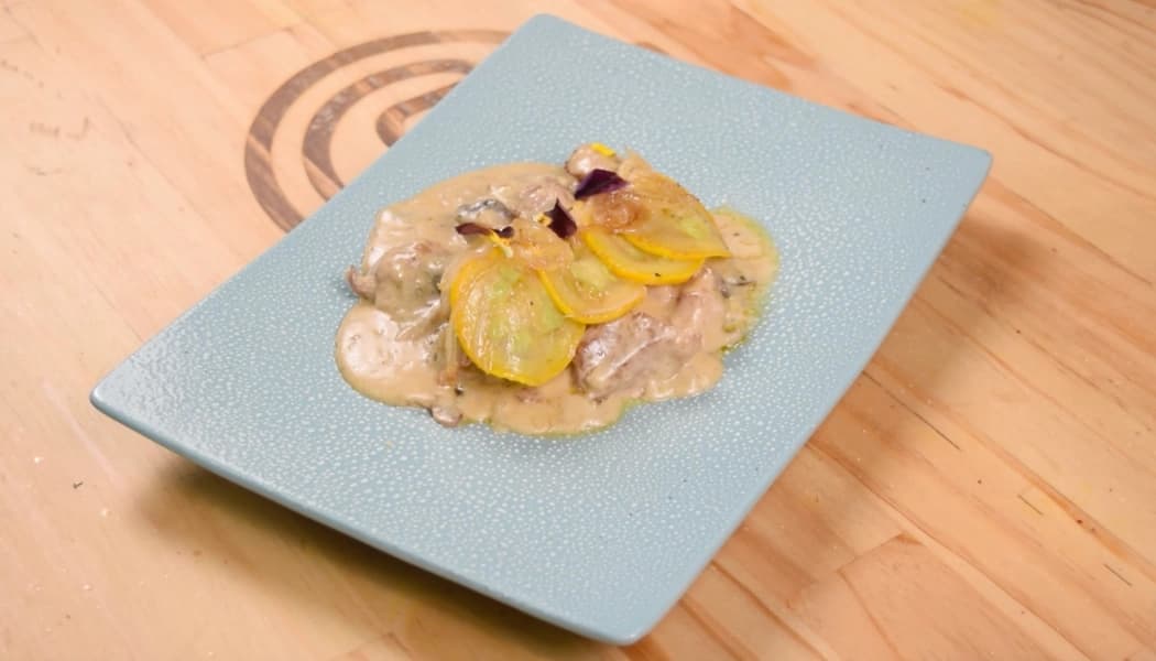 Cerdo en salsa de champiñones con cebolla caramelizada  Cerdo en salsa de champiñones con cebolla caramelizada