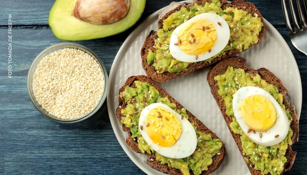 Receta tostadas de aguacate y huevo Receta tostadas de aguacate y huevo