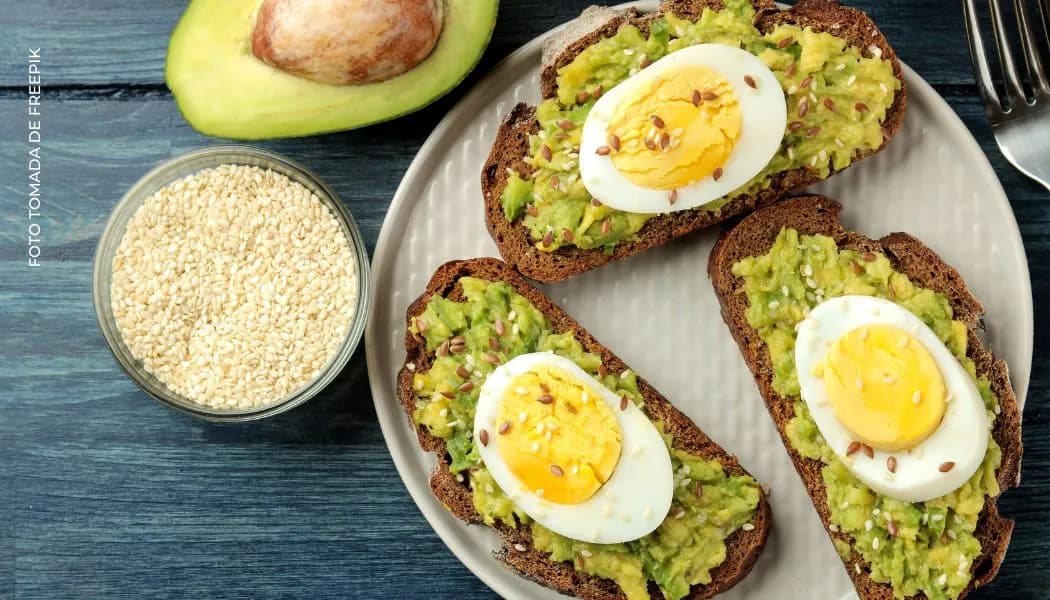 Receta tostadas de aguacate y huevo Receta tostadas de aguacate y huevo