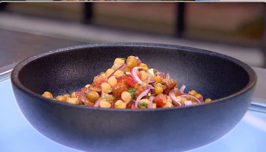 Ensalada de garbanzos con chorizo Ensalada de garbanzos con chorizo