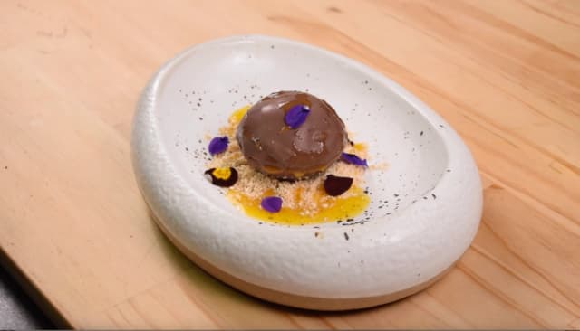 Esfera de chocolate rellena de mousse con crema de mango image_alt