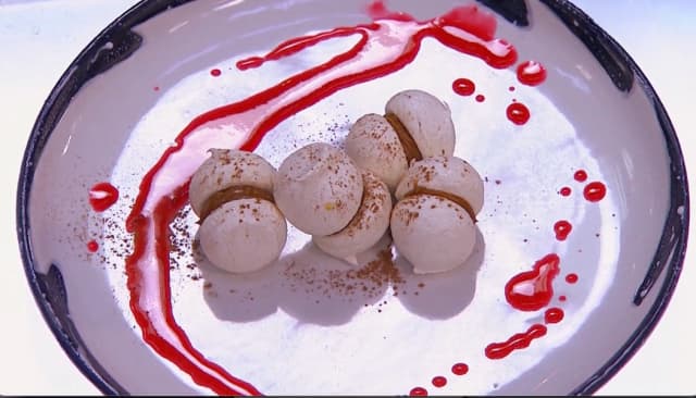 Merengues de arequipe con coulis de frutos rojos image_alt