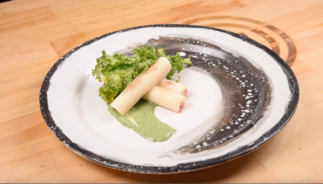Palmito Relleno de Crema de Cerdo con Kale Frita y Salsa Verde Palmito Relleno de Crema de Cerdo con Kale Frita y Salsa Verde