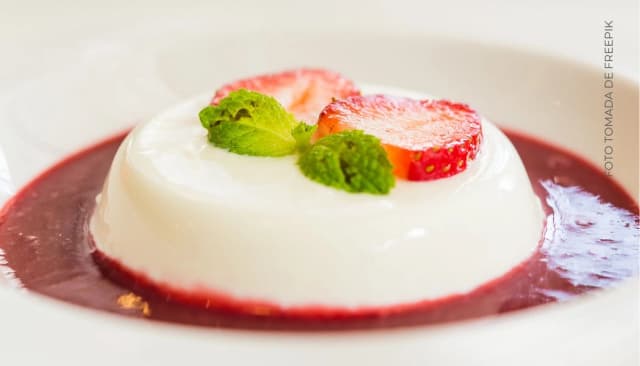 Receta panna cotta de fresa con crumble de chocolate image_alt