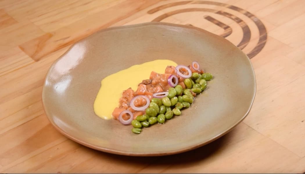 Salmón con cebolla caramelizada, edamame y salsa bearnesa Salmón con cebolla caramelizada, edamame y salsa bearnesa