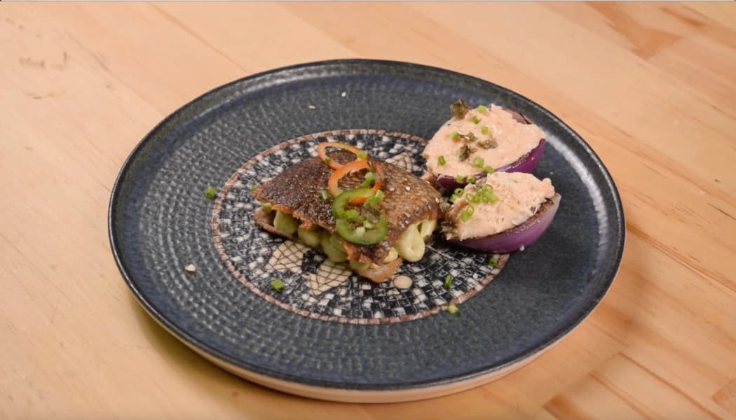 Sándwiches de piel de salmón con paté de salmón acompañados de chalotas rellenas Sándwiches de piel de salmón con paté de salmón acompañados de chalotas rellenas