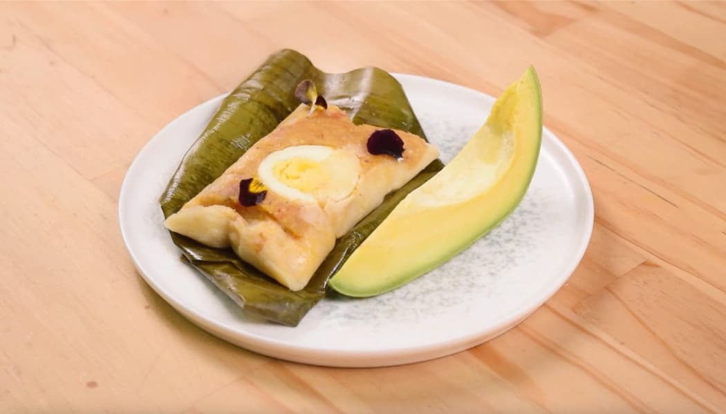 Tamal de pipián con ají de maní y volcán de arequipe Tamal de pipián con ají de maní y volcán de arequipe