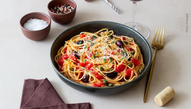 Receta tallarines en salsa puttanesca image_alt