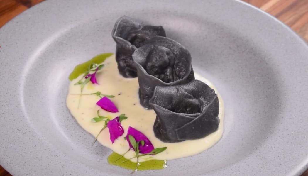 Tortellini rellenos de pimentón y zucchini Tortellini rellenos de pimentón y zucchini